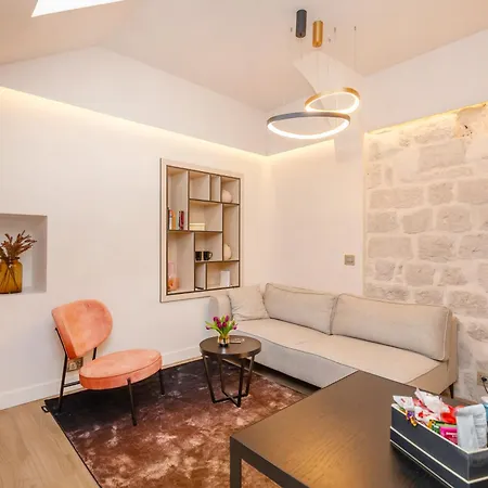 Old Town L Apartman *